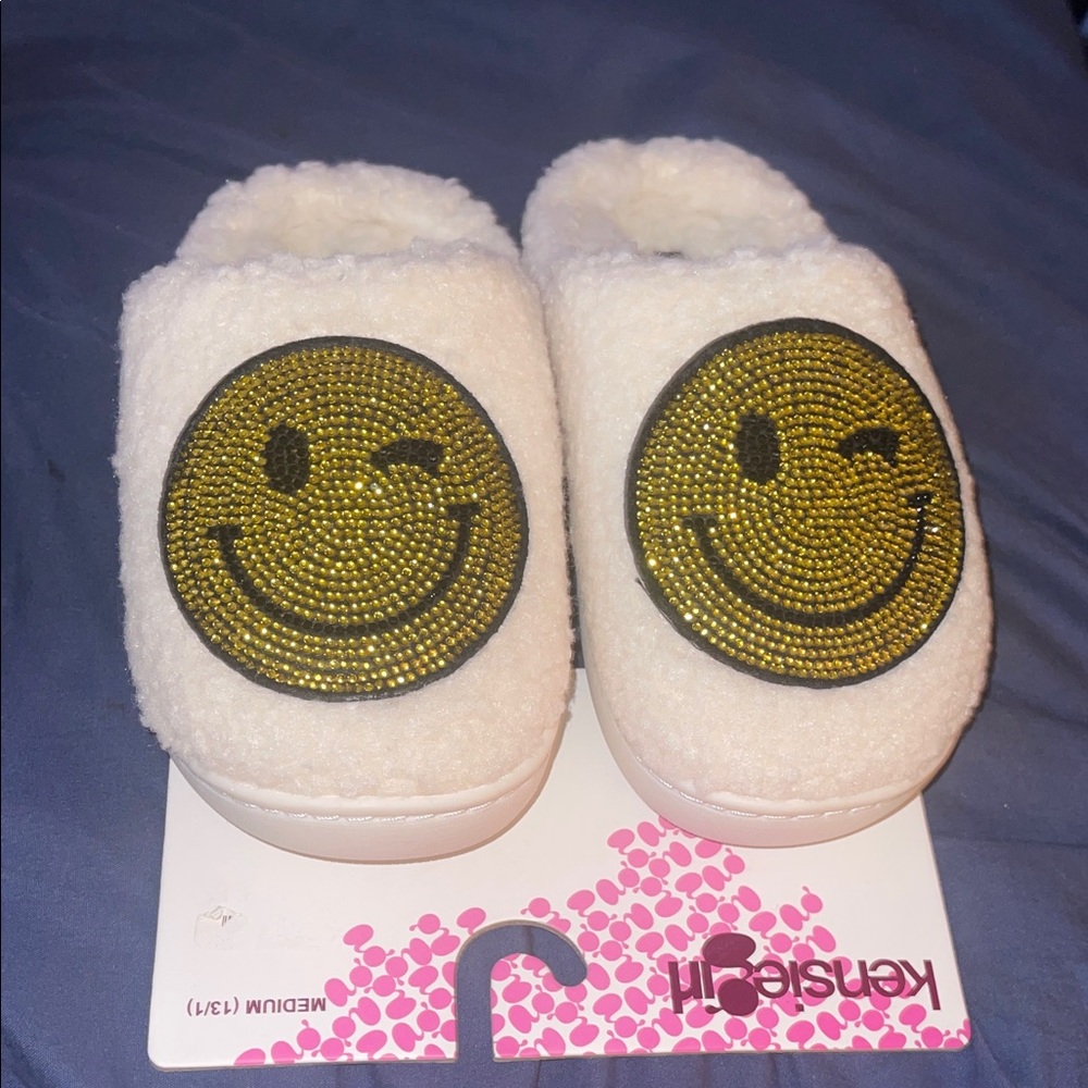 Kenzie girl slippers NWT